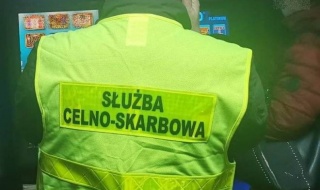Nielegalne automaty do gier i wyroby tytoniowe zarekwirowane przez policję i KAS