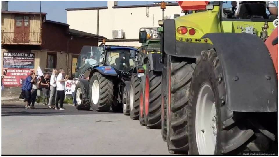 Protest w Srocku. Rolnicy Agrounii wyjechali na DK 12. Jak ominąć całkowitą blokadę drogi?