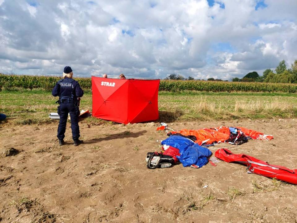 Wypadek spadochroniarzy pod Piotrkowem: Czterech skoczków ćwiczyło akrobacje, jeden nie przeżył, drugi jest ciężko ranny
