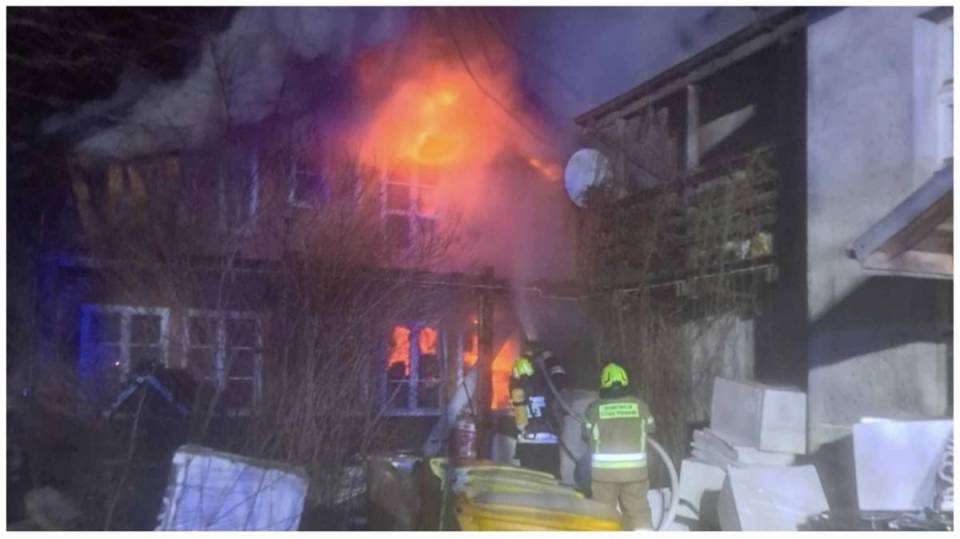 Strażacy z Łasku i okolicznych OSP 10 godzin gasili pożar  domu w Pruszkowie