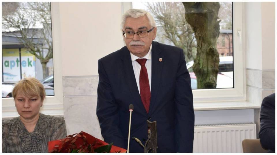 Burmistrz Gabriel Szkudlarek po 17 latach pożegnał się z urzędem! Zaskakująca rezygnacja i pytanie: kto będzie rządzić Łaskiem?